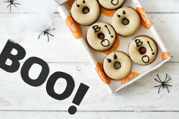 Box of doughnuts decorated with text saying 'boo' 